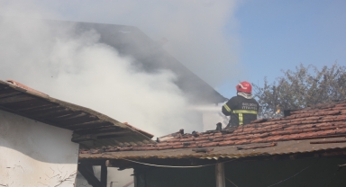 Suluova'da depo yangını söndürüldü