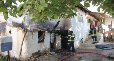 Suluova'da odunlukta çıkan yangın zarara neden oldu