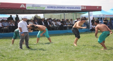 Suluova Karakucak Güreşleri'nin başpehlivanı Erhan Yaylacı oldu