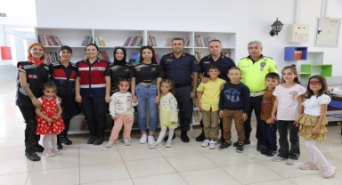 Tokat'ta kadın motosikletliler beldedeki çocuklara hikaye kitapları götürdü