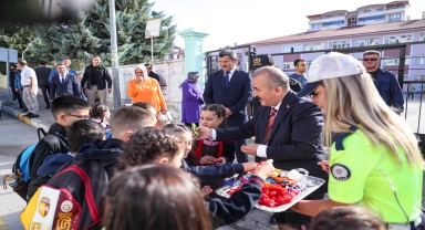 Tokat'ta okulun ilk gününde öğrencileri Vali Hatipoğlu karşıladı