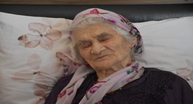 Trabzon'un asırlık çınarı Asiye nine torununun torununu gördü