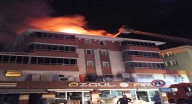 Turhal'da bir apartmanın çatısında çıkan yangın söndürüldü