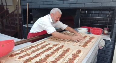 Turhal'da pide fırını sahibinden Mevlit Kandili dolayısıyla ücretsiz pide