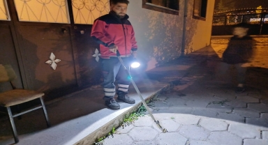 Yeniçağa'da apartmana giren yılanı itfaiye ekipleri yakaladı