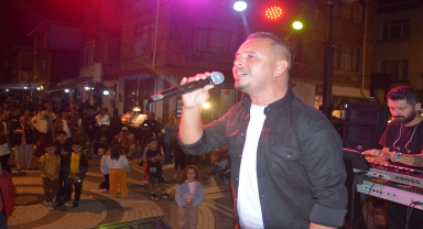 Akçakoca'daki konserde pop müzik sanatçısı Özgür Karakaş sahne aldı