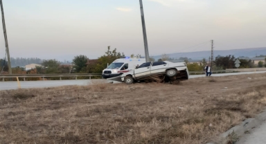 Amasya'da aydınlatma direğine çarpan otomobilin sürücüsü yaralandı