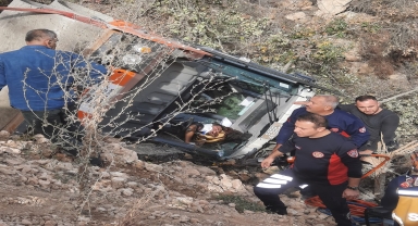 Amasya'da devrilen iş makinesinin operatörü yaralandı