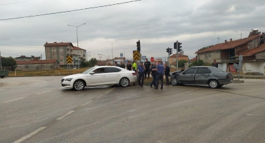 Amasya'da iki otomobilin çarpıştığı kazada 2 kişi yaralandı