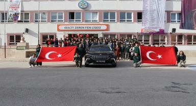 Amasya'da öğrencilerden Togg eşliğinde