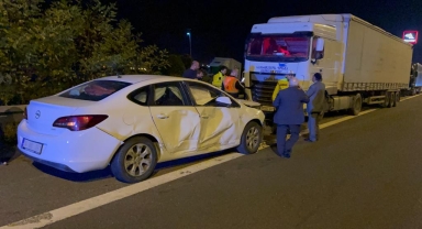 Anadolu Otoyolu'nda tır ile çarpışan otomobildeki 2 kişi yaralandı