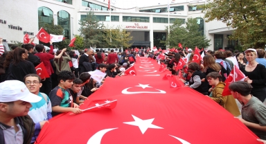 Artvin'de 50 metre uzunluğundaki Türk bayrağıyla