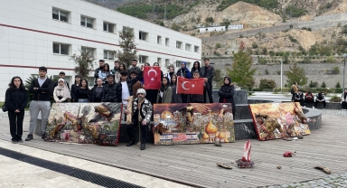 Artvin'de akademisyen İsrail'in Gazze saldırılarını sergiyle protesto etti