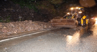 Artvin'de heyelan nedeniyle kapanan köy yolları ulaşıma açıldı