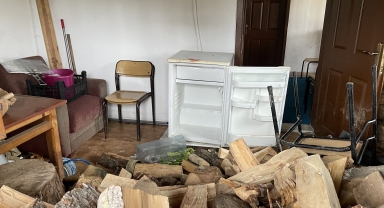 Artvin'de kayak merkezine yiyecek aramak için gelen ayılar boş binalara zarar verdi