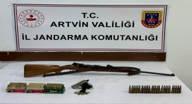 Artvin'de ruhsatsız 2 tabanca ele geçirildi