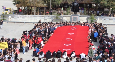 Asarcık'ta Cumhuriyet'in 100. yılı nedeniyle bayrak yürüyüşü yapıldı