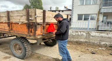 Bayburt'ta kazaları önlemek amacıyla traktör sürücülerine reflektör dağıtıldı