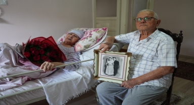 Belediye personelinden Dünya Yaşlılar Günü'nde 65 yıllık evli Ilgaz çiftine ziyaret
