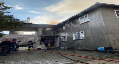 Bolu'da 2 katlı ev yangında hasar gördü