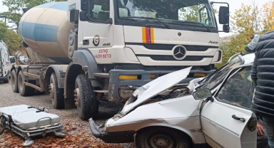 Çorum'da beton mikseri ile çarpışan otomobildeki 3 kişi yaralandı