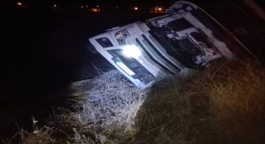 Çorum'da devrilen kamyonun sürücüsü yaralandı