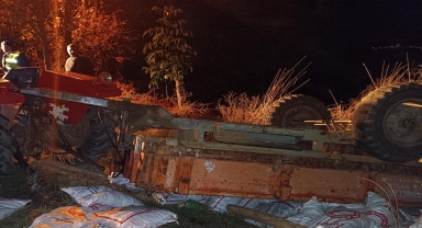 Çorum'da devrilen traktörün römorkunun altında kalan kişi yaralandı