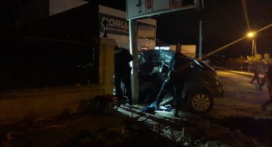 Çorum'da otomobil reklam tabelasına çarptı 3 kişi öldü