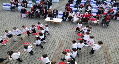 Düzce'de huzurevi sakinleri Cumhuriyet'in 100. yılını ilkokul öğrencileriyle kutladı