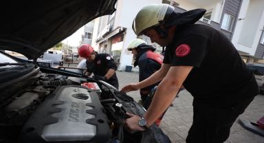 Düzce'de otomobilin motor kısmına giren kedi yavrusu itfaiye ekiplerince çıkarıldı