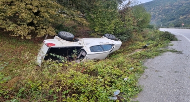 Düzce'de şarampole devrilen pikaptaki 2 kişi yaralandı