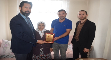 Espiye Müftüsü Gülbe'den hayırseverlere plaket