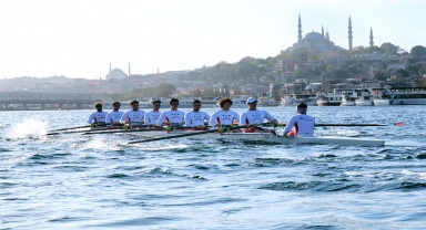 Genç sporcular Cumhuriyet'in 100. yılında dostluk için 10. kez kürek çekti