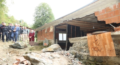 Giresun'da duvarına kaya düşen ev zarar gördü