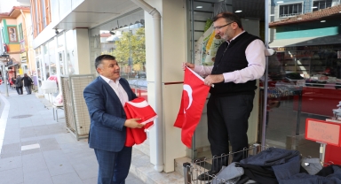 Havza'da vatandaşlara ve esnafa Türk bayrağı dağıtıldı