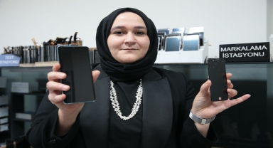 Kadın girişimci hasarlı cep telefonu ekranlarını