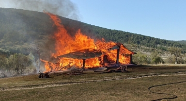 Karabük'te 3 samanlık ve 1 odunluk yandı