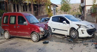Karabük'te iki otomobil çarpıştı, 2 kişi yaralandı