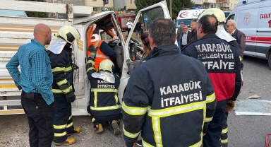 Karabük'te kamyonet ile minibüsün çarpıştığı kazada 11 kişi yaralandı