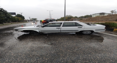 Karabük'te refüje çarpan otomobilin sürücüsü yaralandı