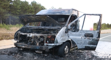 Kastamonu'da seyir halindeki kargo aracı yandı