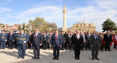 Merzifon'da çelenk sunma töreni düzenlendi
