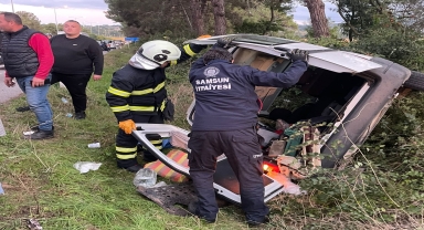 Samsun'da hafif ticari aracın hendeğe devrilmesi sonucu 3 kişi yaralandı