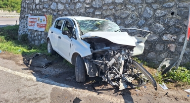 Samsun'da istinat duvarına çarpan otomobildeki 3 kişi yaralandı