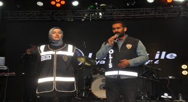 Şarkıcı Manuş Baba Gümüşhacıköy'de konser verdi