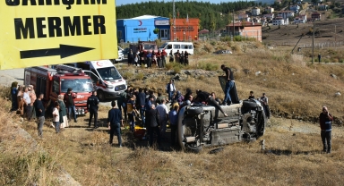 Sinop'ta otomobil tarlaya devrildi, 4 kişi yaralandı
