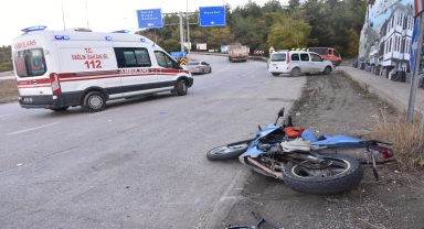 Sinop'ta otomobille çarpışan motosikletteki 2 kişi yaralandı