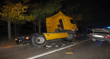 Tokat'ta otomobille çekici çarpıştı, 4 kişi yaralandı