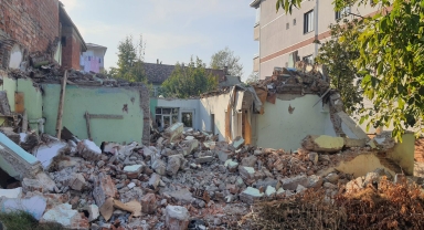 Tokat'ta yıkmaya çalıştığı evin duvarı üzerine devrilen kişi yaralandı