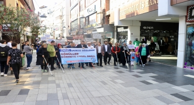Trabzon'da görme engelliler farkındalık yürüyüşü düzenledi